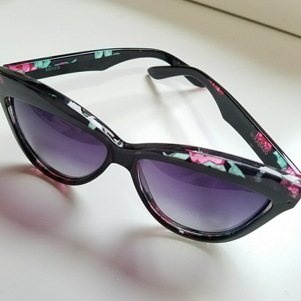 Retro-Chic Cat Eye Frames with Floral Pattern Trim - Picture 1 of 8